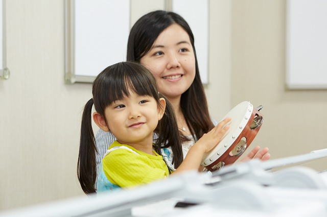 写真:3歳児のための 『おんがくなかよしコース』