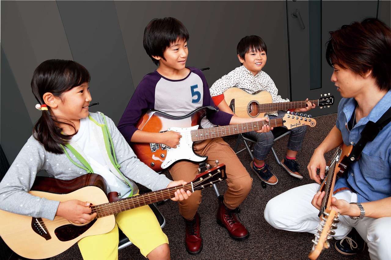 写真:小学生のためのジュニアスクール『ギターコース』