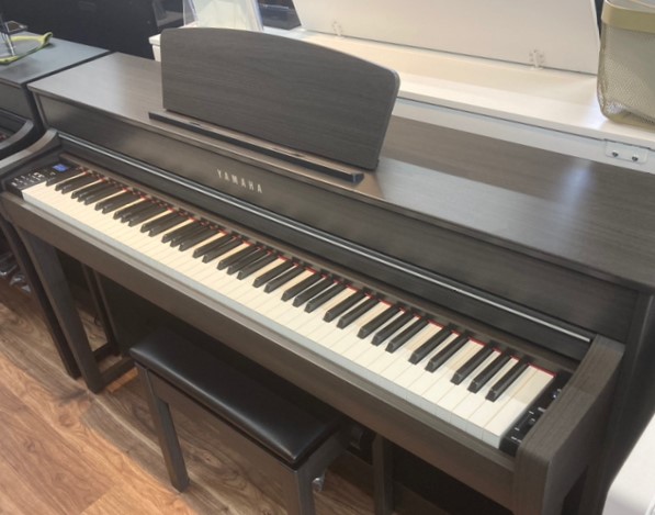 写真:YAMAHA CLP-735