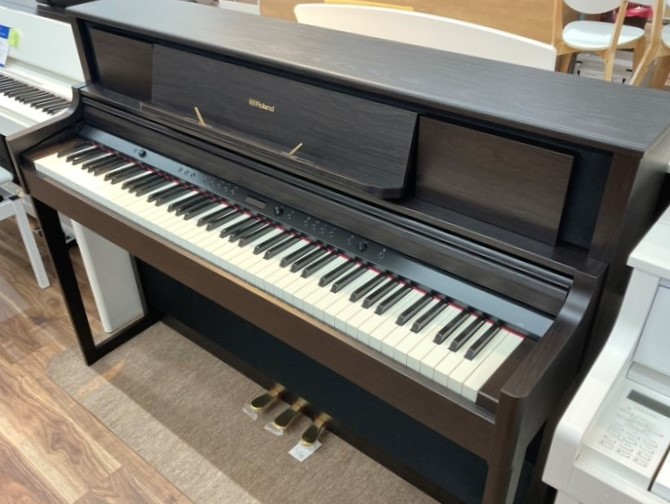 写真:ROLAND LX705