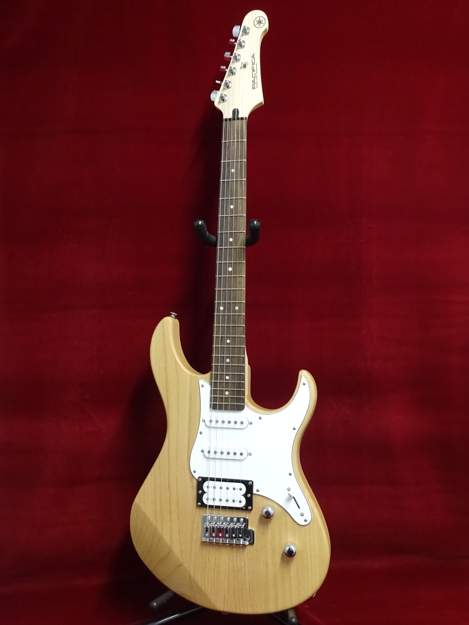 写真:YAMAHA PACIFICA112V