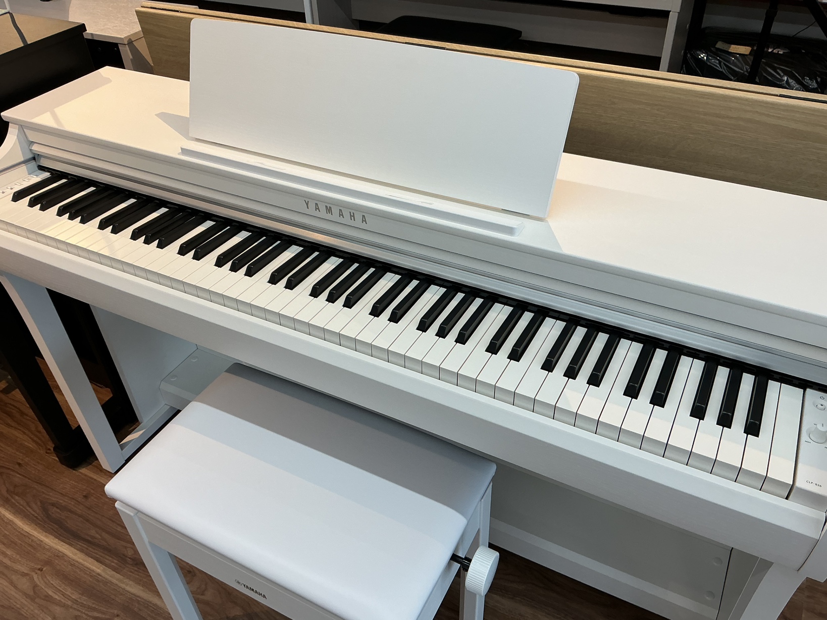 写真：YAMAHA　CLP-826