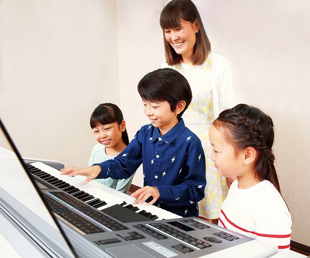 写真:ヤマハジュニアスクール『エレクトーン』